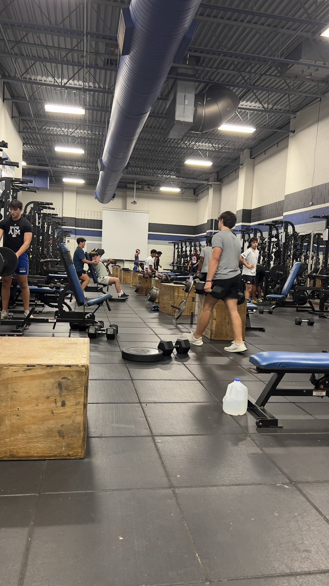 HebronFootball's tweet photo. Guys are slowly understanding, when you want to do things differently you must make daily positive sacrifices… #PutOthersFirst #HPND https://t.co/T6tW4ArZmc
