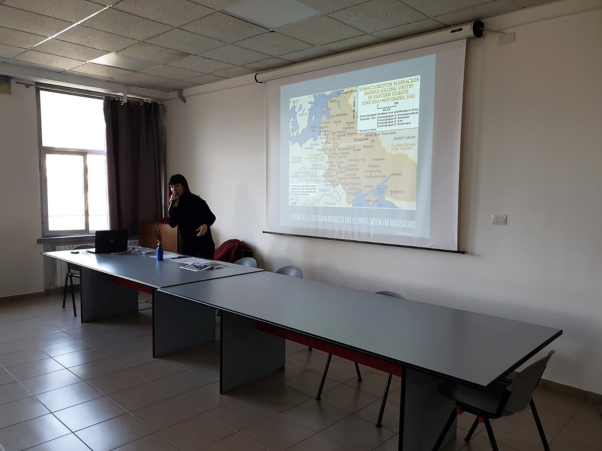 La seconda guerra mondiale, la Shoah, la persecuzione degli ebrei e il coraggio dei Giusti fra le Nazioni, che salvarono vite di ebrei.
Ne ha parlato la nostra Gemma Bigi ieri all'istituto Mandela di Castelnovo Monti nell'incontro preparatorio al Viaggio della Memoria.