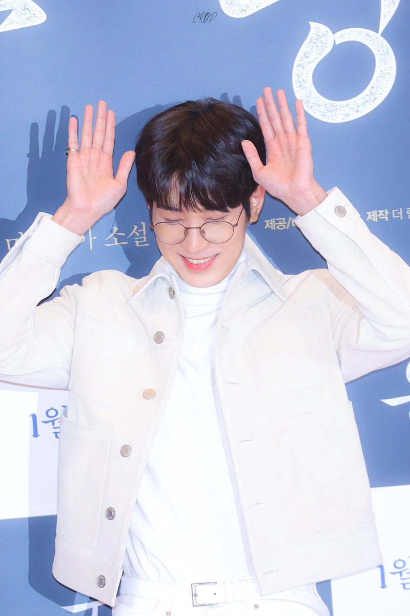 _CROP_717's tweet photo. 230112 유령 시사회
#세븐틴 #원우 #seventeen #wonwoo 
2023년 계묘년은 검은토끼의 해라고 하는데
하얀토끼도 행복했으면 좋겠습니다🐰🤍 https://t.co/gVJdjN8nWl