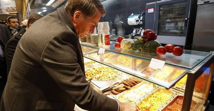 carloselula's tweet photo. Entre 2019 e 2022, Bolsonaro gastou R$ 27,6 milhões entre hospedagens, sorvetes e outras cositas. Segundo as planilhas que agora se tornaram públicas, Bolsonaro gastou UM MILHÃO E QUATROCENTOS MIL REAIS somente em diárias no Guarujá. E o escândalo não para por aí . https://t.co/iSDi3cJwAM