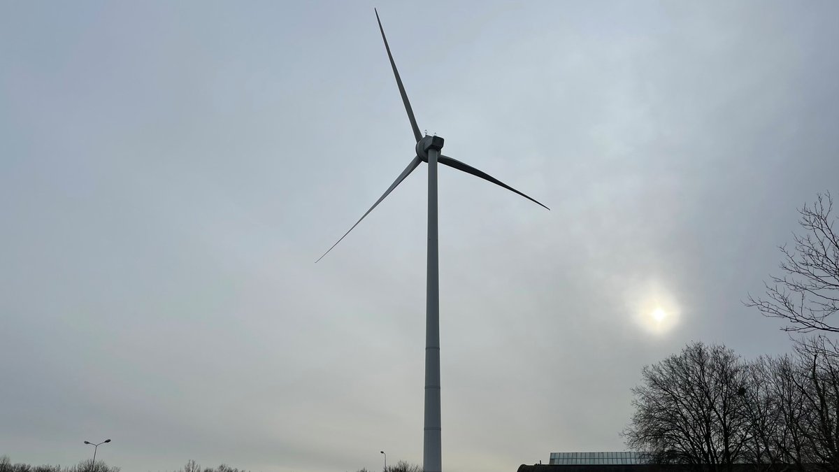 Goed nieuws! De vierde molen wordt bijna in gebruik genomen. De testfase van de windmolen op het IPKW terrein start rond half januari. Lees meer via windparkkoningspleij.nl/testfase-windm…