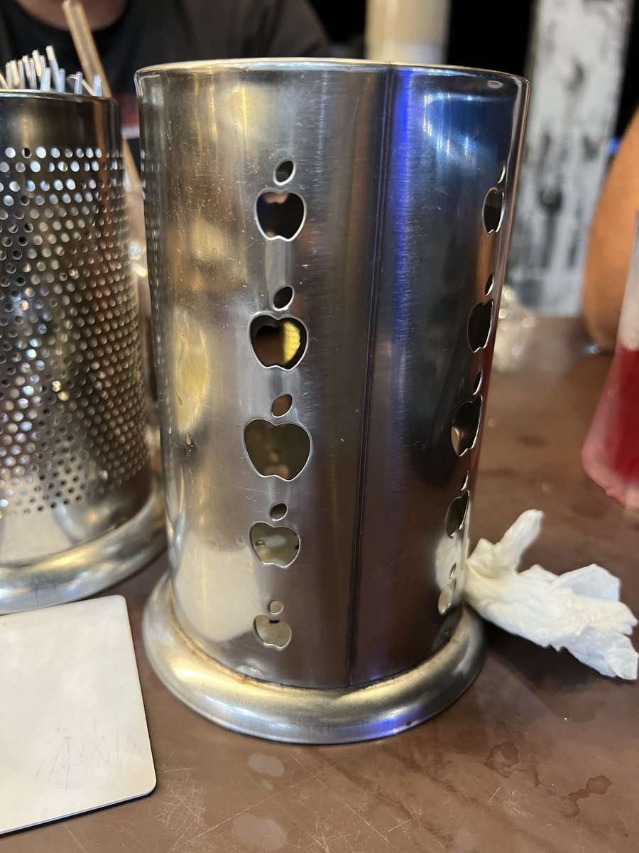 roonnirzan's tweet photo. Apple cutlery holder. RM799. 😂 https://t.co/4NMGkMf9BO