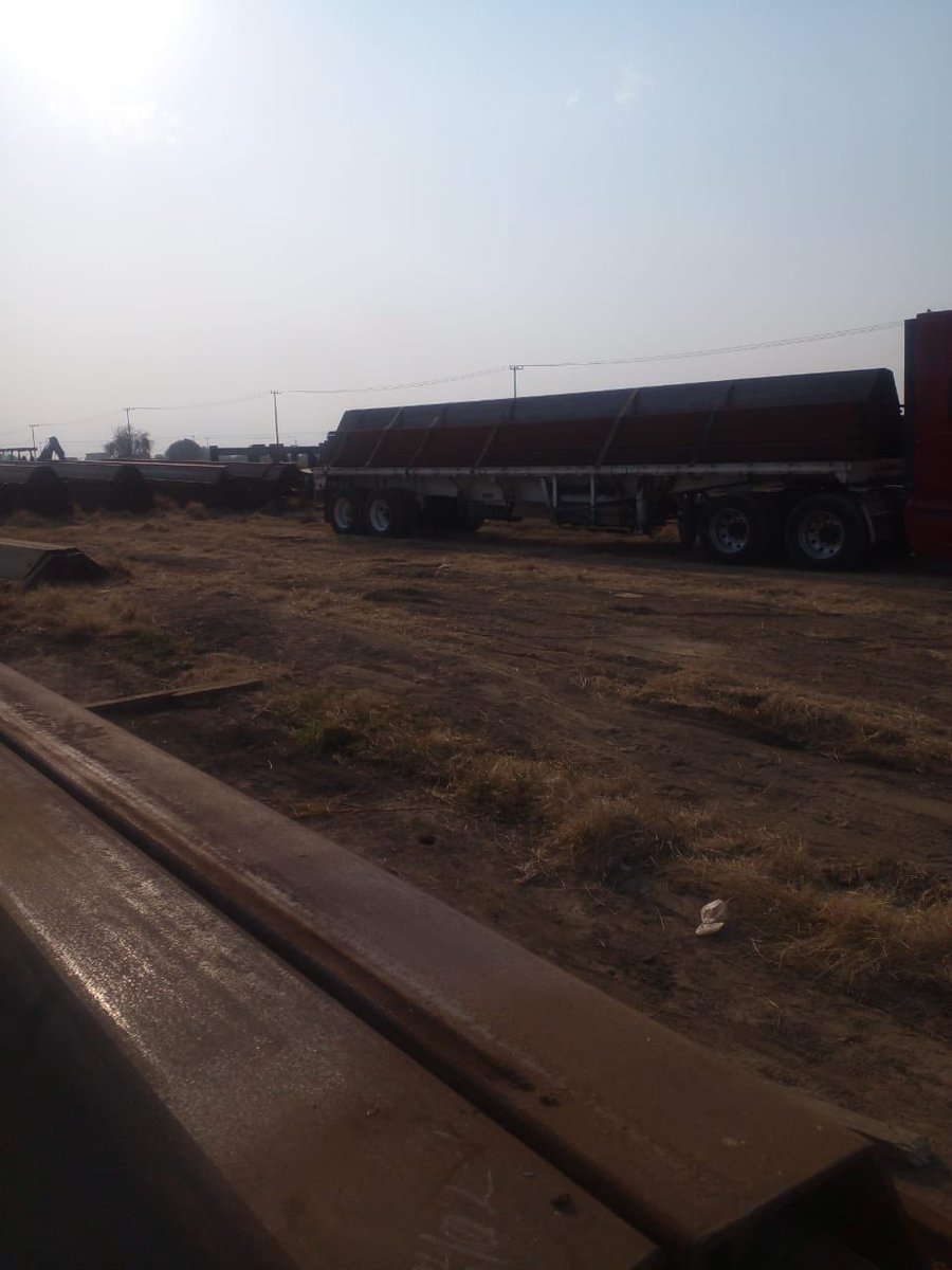 TradeAcero's tweet image. Y así iniciamos el 2023 suministrando #tablestaca metálica directo al sitio de la obra de uno de nuestros clientes!!! Si su proyecto requiere tablestacas no duden en contactarnos @TradeAcero