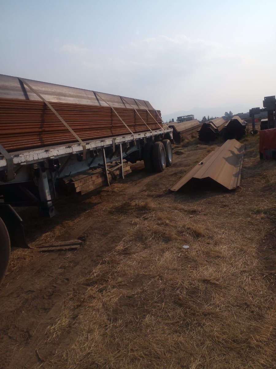 TradeAcero's tweet image. Y así iniciamos el 2023 suministrando #tablestaca metálica directo al sitio de la obra de uno de nuestros clientes!!! Si su proyecto requiere tablestacas no duden en contactarnos @TradeAcero