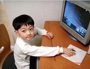 0pfern_'s tweet photo. 솔직히 요새 이 아기사진만 뚫어져라 쳐다보면서 살고있음.. 이게나야 https://t.co/iSpUQNBGPk