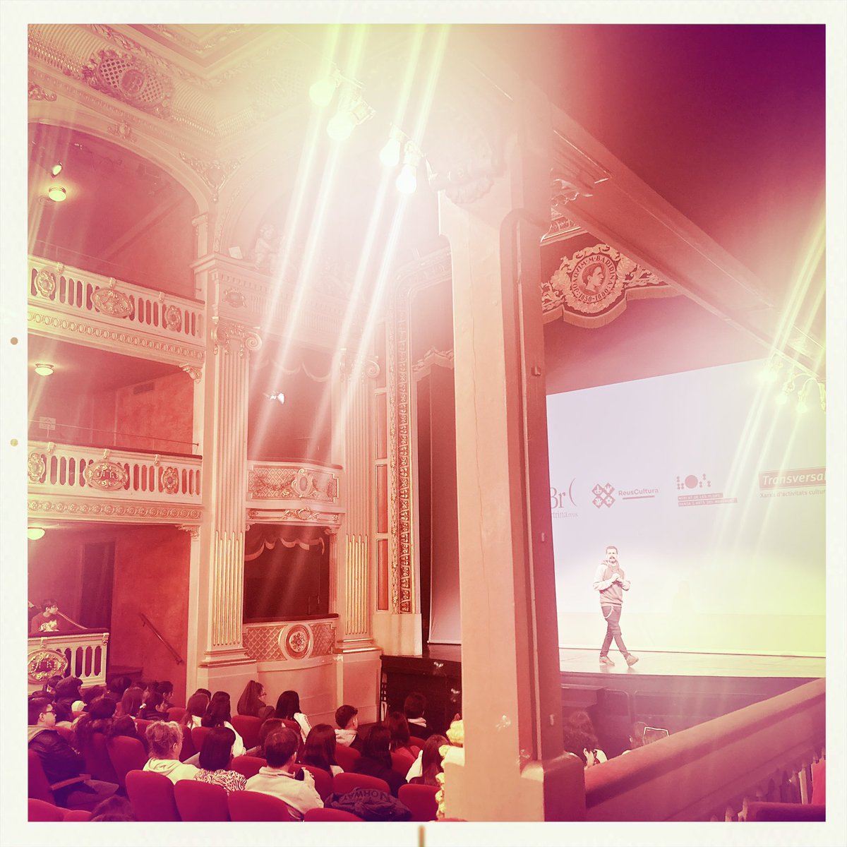 daresa72's tweet photo. El coreògraf Mario G. Sáez cita Gadamer en parlar de “l’art com a festa” en la primera sessió del #TotsDansen d’enguany, que acabava fent ballar la platea del Bartrina. Gairebé 300 alumnes de 7 instituts de la ciutat. @ReusCultura @mercatflors @TransversalXAC https://t.co/09rwfgJ04x