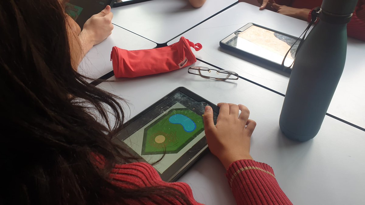ValledelMiro's tweet photo. 🔬 Los alumnos de 4ºESO han realizado maquetas de células eucariotas vegetales usando bocetos creados por ellos mismos y diversos materiales.

#ValledelMiro #colegio #Valdemoro https://t.co/apQjulQHAe