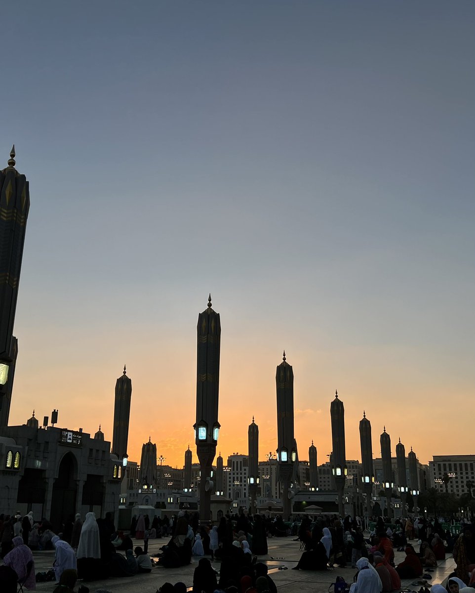 mynamealya's tweet photo. @radenrauf Senja di Masjid Nabawi. MasyaAllah Indahnya 🥲🥲🥲 https://t.co/8qLxHVN87J
