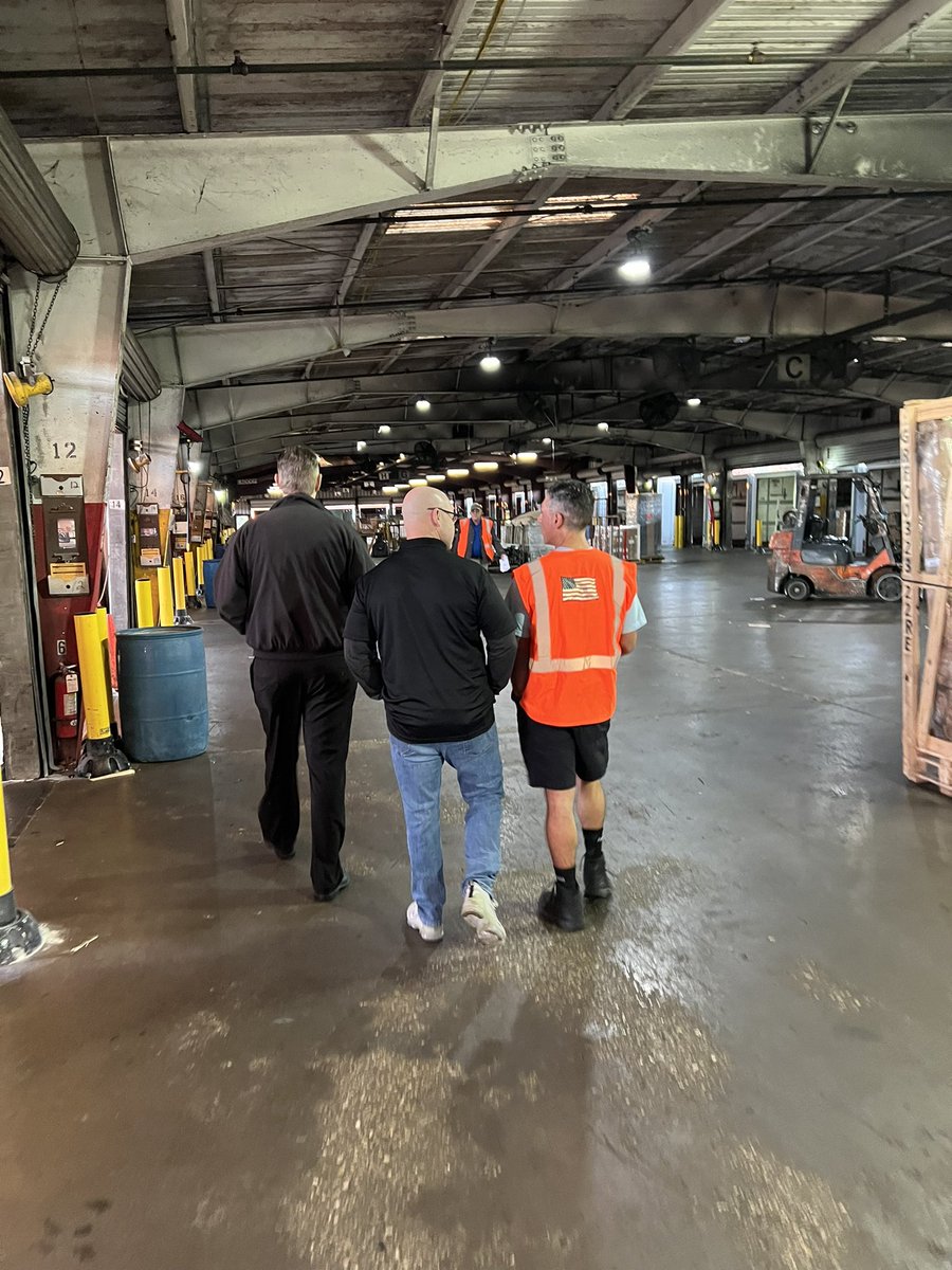 TeamsterSOB's tweet photo. Grind don’t stop…#FredZuck & I visiting our great members down in FL this morning. One of the best parts of my job #WalkingTheBelt #Local79Strong #YRCFreight #UPS #SMOonTheGo #TeamsterStrong https://t.co/hqIKlPLcUx