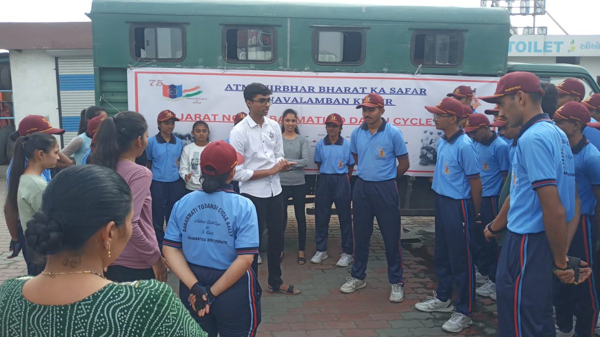 utsav1543's tweet photo. #Sabarmaticyclerally 
Place - Raj Hotel
NCC cadets explained people about NCC and Sabarmati to Dandi cycle rally and made them aware.
@narendramodi 
@GujaratPolice
@ArvindKapoorTYG 
@HQ_DG_NCC 
@NCC_Dte_Gujarat 
@13Guj 
"Atmanirbhar Bharat Ka Safar Swavlamban Ki Aur" https://t.co/7ucAbstr0L