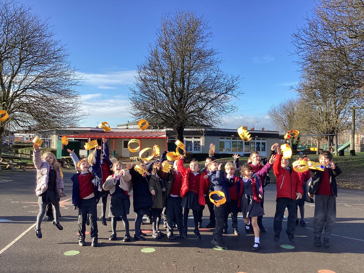 Hold on to your crowns! This week Year 1 have been finding inspiration for their story the Queen’s hat 👑