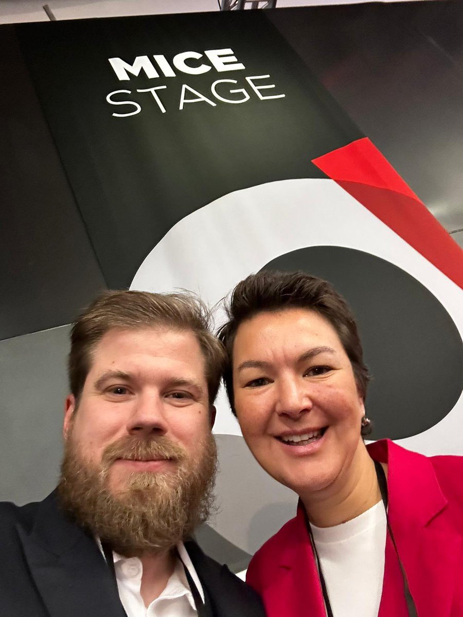 Back on stage in Dortmund 🤩@boemesse together with @thorbeng 
Talking about our life : working and living in a camper. 
What are the advantages and challenges for an employee and employer?
Thank you for joining me Thorben 🙏
#eventprofs #remoteworklife  #mariskajourney 🚎 🐈‍⬛