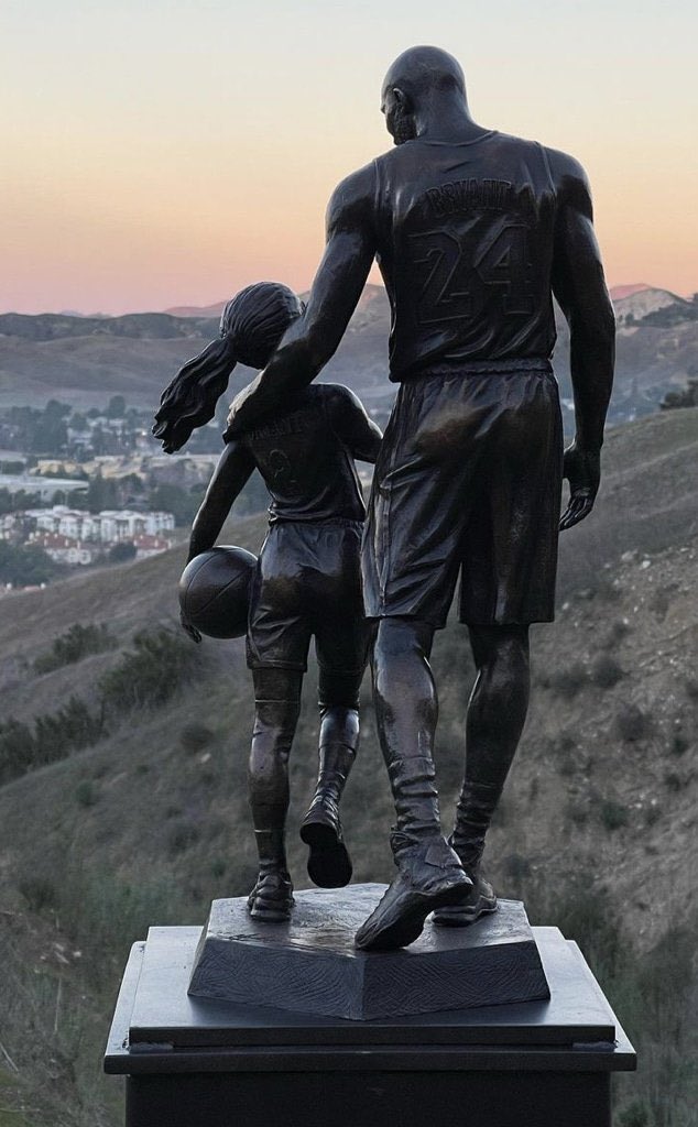 What an awesome tribute. Best of any statues I’ve seen. 
#gianna💖🕊️ #kobe🏀🕊️