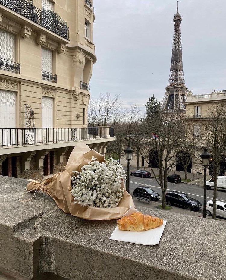 liviuuh's tweet photo. a ticket to paris, please https://t.co/YaO7mQLWFI