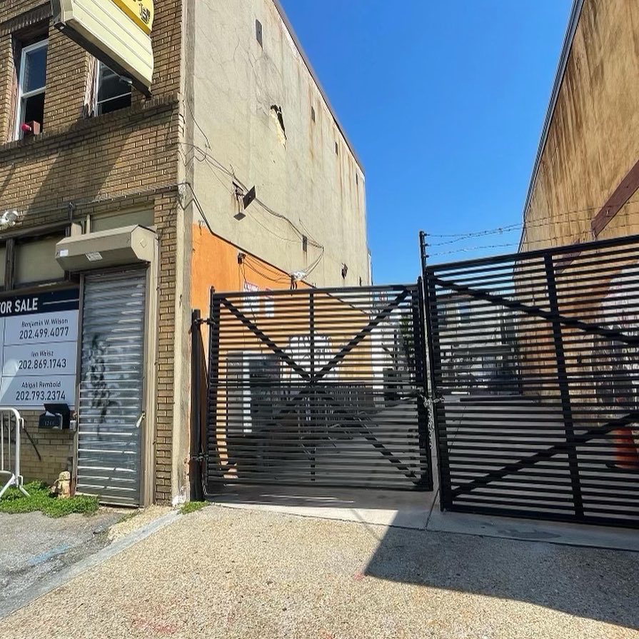 THEE BREAKING NEWS you’ve all been waiting for… SLUTTY VEGAN DC! 👀📰🙌🏽 DC!!! Here we come!!! 12th &amp; H Street!!! 👏🏾
.
Text DC to stay up-to-date about everything #SluttyDC using the following number 678-846-3255! 📲
#eatplantsbitch #eatplants #dmv #washingtondc