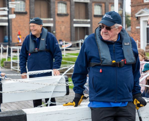 Would you like to: 
🛠 share your skills
⛵ work with boats
⚙ restore classic engines
☕ enjoy some banter in good company
Find out about our #volunteering roles ow.ly/gy1H50MmNLL
#VolunteerByWater @meninsheds @AgeUKCheshire @AgeMerseyside @lovebrightlife#AgeingBetter