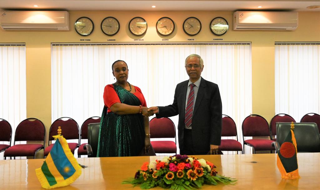 Rwanda in India (@rwandainindia) on Twitter photo Kuri uyu wa 12/01/2023, Amb. w’u 🇷🇼muri B’desh <a href="/MUKANGIRA1/">MUKANGIRA Jacqueline.</a> ufite icyicaro i N/Delhi yasinyanye na Amb. wa 🇧🇩 mu Buhinde amasezerano y’ubufatanye mu by’ubwikorezi bwo mu kirere (BASA). Ni ishingiro ry’ubutwererane hagati y’ibihugu byombi <a href="/RwandaMFA/">Ministry of Foreign Affairs & Int'l Cooperation</a> <a href="/bdhc_delhi/">Bangladesh High Commission, New Delhi</a> Kuri uyu wa 12/01/2023, Amb. w’u 🇷🇼muri B’desh <a href="/MUKANGIRA1/">MUKANGIRA Jacqueline.</a> ufite icyicaro i N/Delhi yasinyanye na Amb. wa 🇧🇩 mu Buhinde amasezerano y’ubufatanye mu by’ubwikorezi bwo mu kirere (BASA). Ni ishingiro ry’ubutwererane hagati y’ibihugu byombi <a href="/RwandaMFA/">Ministry of Foreign Affairs & Int'l Cooperation</a> <a href="/bdhc_delhi/">Bangladesh High Commission, New Delhi</a>