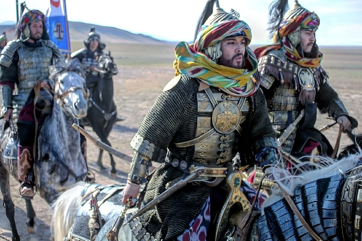 Altınordu İmparatorluğu dönemini anlatan bir Kazakistan filmindeki savaşçıların taktıkları Puşi ve Antalyalı bir Yörük balasının taktığı Puşi. Türklük zamana ve sınırlara sığmaz.