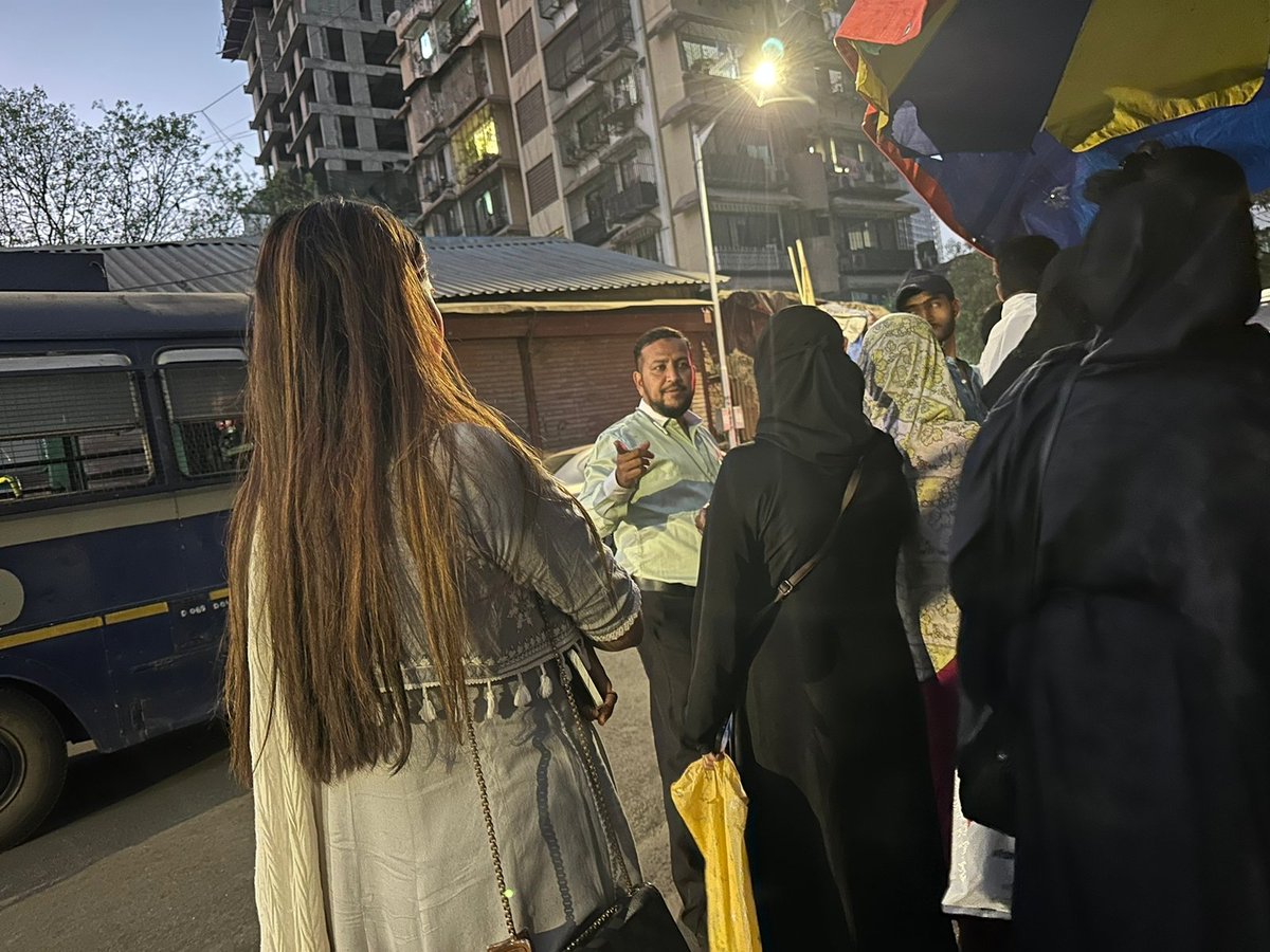 AAPKaImranMulla's tweet photo. Today my Team NGO @bycullaissue has done the activity which was the grand success of Vendor Registration- Svanidhi Se Samriddhi in Association with BMC, we have achieved  maximum Vendor registration in my Ward 209.

📷 @aapkaHassanali

@Gopal_Italia 
@PreetiSMenon 
@gallinews https://t.co/zP4x8QJ0Vs