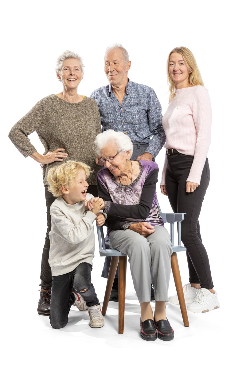 De familie van Miep Matveld is de leukste, als we achterkleinzoon Tycho mogen geloven. Een mooi familieportret in Florence &amp; Co.
florence.nl/familieverhalen 
#wijzijnflorence #wijzijnouderenzorg #ouderenzorg #magazine #familie #familieportret