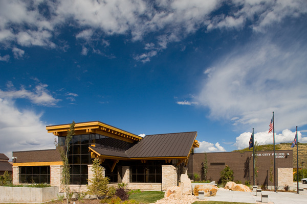 JacobsenBuilds's tweet photo. Jacobsen constructed a new 2-story HQ for the Park City Police Department in 2008. Natural stacked stone, glass curtain wall and wood timbers comprise the facility's architectural feature, a 1,100 sq ft meeting room. Stupendous project for a #TBT! 

#JacobsenBuilds #BuiltForLife https://t.co/fZOGzqqKKL