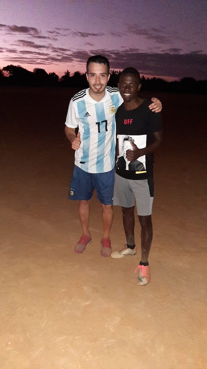MarianoPariente's tweet photo. #Fútbol en #Mozambique 🧵

En Septiembre estuve en Mozambique, en Vilankulos precisamente. Allá, tuve la suerte de conocerlo a Alex. Un pibe de 24 años que labura en un hostel solamente por las propinas. Prácticamente no gana nada. https://t.co/YvNzyvNDvC