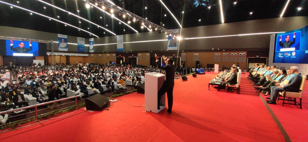 ChouhanShivraj's tweet image. इंदौर से इन्वेस्टमेंट का नया दौर प्रारंभ हो रहा है। एक अद्भुत विश्वास का वातावरण है, निवेश का आयडियल डेस्टिनेशन है मध्यप्रदेश। 

इंदौर में ग्लोबल इन्वेस्टर्स समिट के समापन सत्र में सहभागिता कर विचार साझा किया। facebook.com/10004459221220…
#InvestMP #InvestMP_GIS