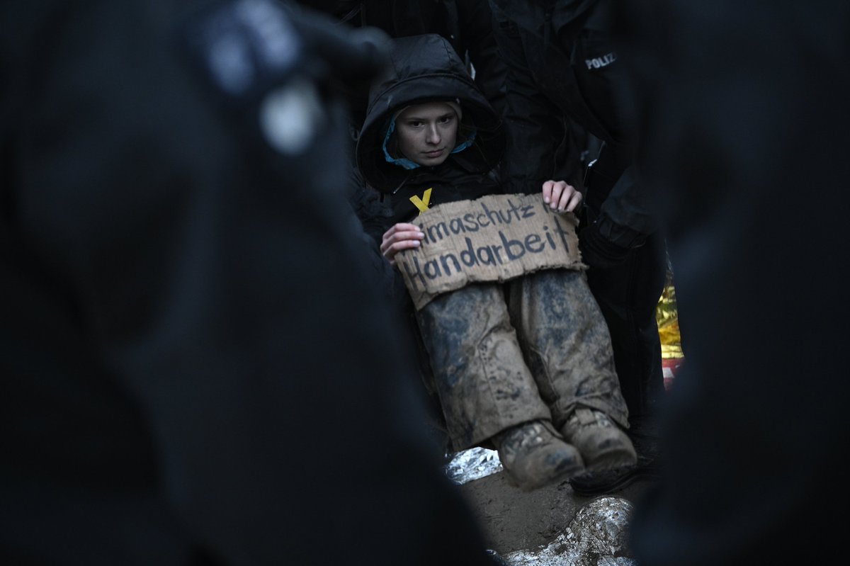 Ti_Wag's tweet photo. Soeben wurde @Luisamneubauer auch aus der Sitzblockade vor #Luetzerath geräumt. https://t.co/QWQEb0yiph