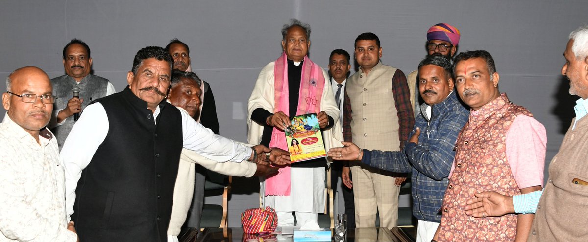 ashokgehlot51's tweet photo. मुख्यमंत्री निवास पर डूंगरपुर जिले से आए सर्वसमाज के प्रतिनिधिमण्डल को संबोधित किया। राज्य सरकार द्वारा संचालित योजनाओं से समाज का हर वर्ग लाभान्वित हो रहा है। आर्थिक रूप से कमजोर तबके को गुणवत्तापूर्ण अंग्रेजी शिक्षा देने के लिए महात्मा गांधी अंग्रेजी माध्यम स्कूल खोले गए हैं। https://t.co/rJ3h6EKUZl