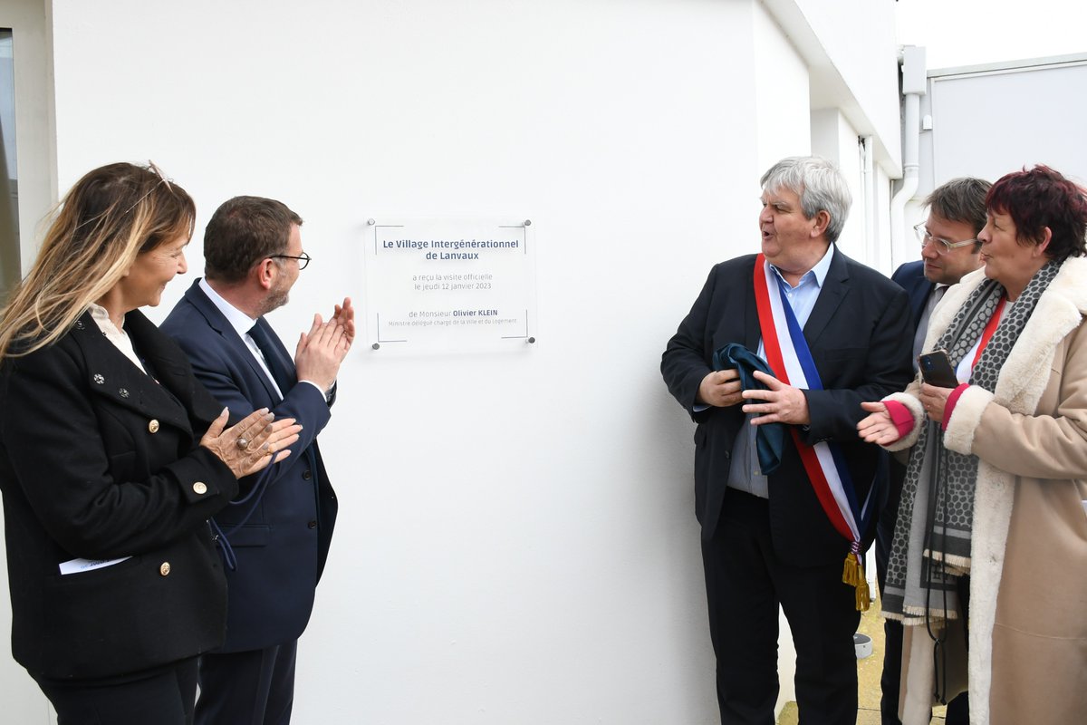 Le déplacement du ministre <a href="/OlivierKlein93/">Olivier Klein</a> s'est achevé par la visite du village intergénérationnel de Lanvaux à Grand-Champ et le dévoilement d'une plaque sur la place du village.