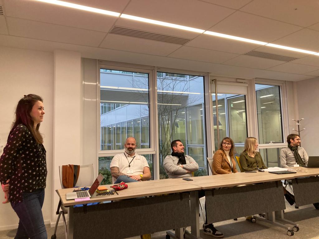 villageCAav's tweet photo. Cet après-midi, Florence POYVRE, Co-fondatrice de  @FlyTheNest_team anime l'Atelier Raison d'Être🧐
 
L'objectif de cet atelier est de formaliser la raison d'être de leur #startup, comprendre leur utilité au quotidien et l'utiliser jusque dans leurs choix stratégiques 🚀 https://t.co/KyZDBEpUHw
