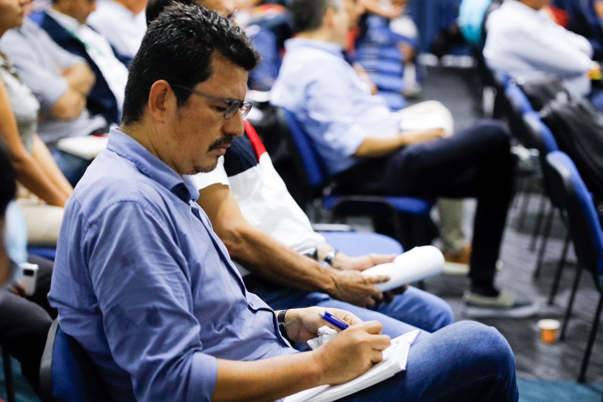 DNP_Colombia's tweet photo. Habitantes del Caquetá y la subdirectora del @Regalias_gov @Tania_GuzmanP, conversan sobre la priorización de recursos para los proyectos estratégicos en esa región, en el Plan Plurianual de Inversiones.

#TuPlanDeInversiones https://t.co/wMWnJ27yWW