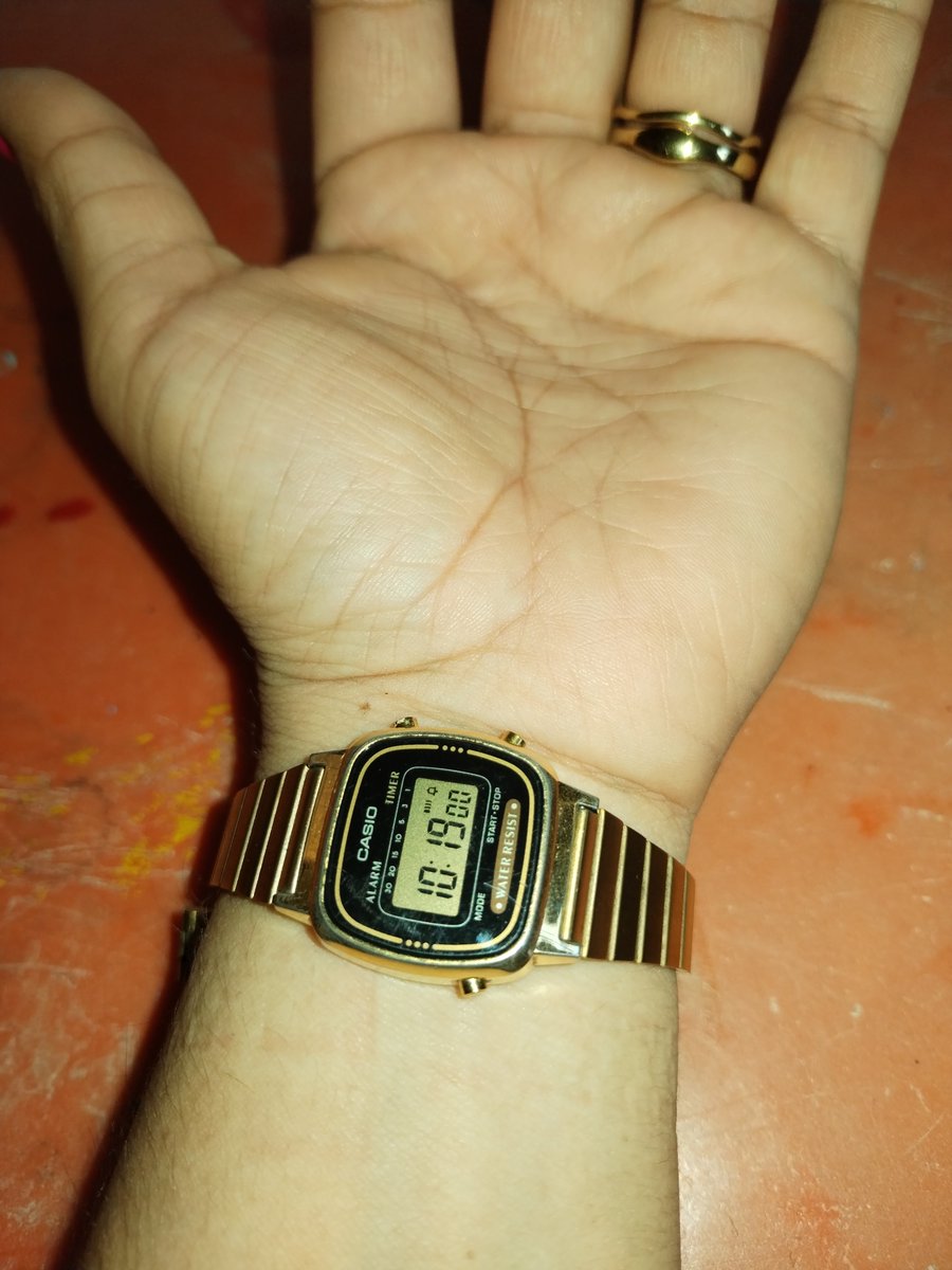 zpadrOn's tweet photo. Yo bien orgullosa usando mi Casio y sopoooorta @Shakira atte @3gerardpique #Shakira #Casio #Twingo #Piqué #Rolex https://t.co/eEA6tqzT3V