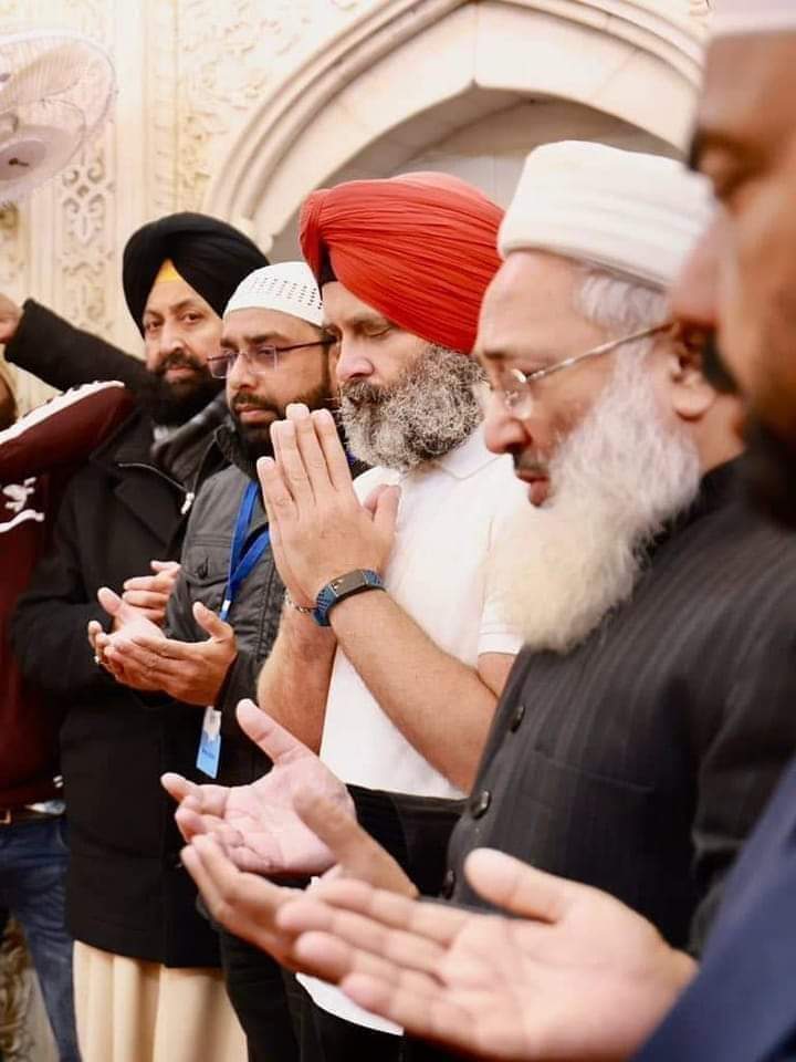 Zaffar_Nama's tweet photo. सिख पगड़ी में मुस्लिम मजार पर हिंदू पद्धति से नमन करता एक पारसी और ईसाई का बेटा।।
🤣🤣🤣

यही तो है मेरा भारत, मोदी वाला भारत। https://t.co/nzMyTFkKqW