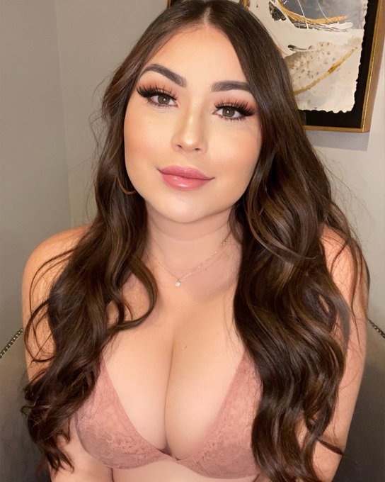 Hi 🖤 https://t.co/INPj4DYOC0