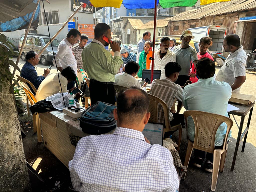 bycullaissue's tweet photo. Today PM Street Vendor's Atmanirbhar Nidhi Drive with @AAPKaImranMulla and @bycullaissue Team and With BMC Associate .
📷 @aapkaHassanali https://t.co/4elHx874Jo