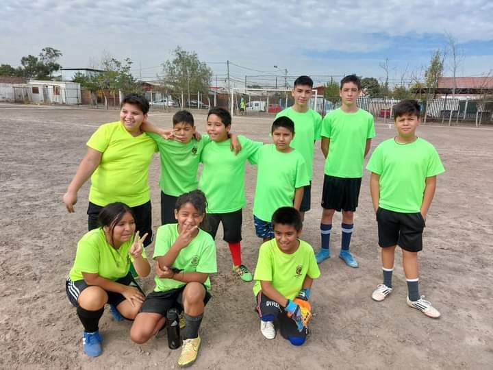 FINALIZA CAMPAÑA NAVIDEÑA Y SE HARA DONACION A ESCUELA DE FÚTBOL GRATUITA EN COMUNA DE SAN JOAQUIN

El 21 d diciembre finalizo la campaña solidaria d Navidad "Una pelota, una sonrisa" gestionada por nuestra Fundacion, q permitio recaudar fondos para donar balones de futbol