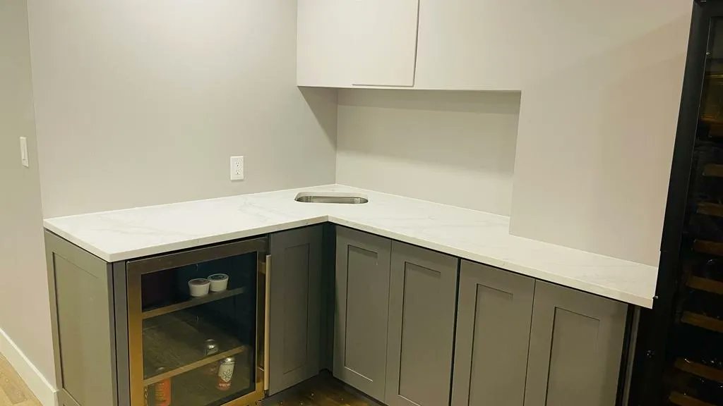 aquakitchennj's tweet photo. White Quartz's understated elegance with gray shaker cabinets creates a luxurious comfort in one of our latest projects.
#aquakitchen #aquakitchens #whitequartz #whitequartzcountertops #quartzkitchen #minimalinterior #interiorminimalis #modernkitchen #interiordesire https://t.co/1DnHpBgDez