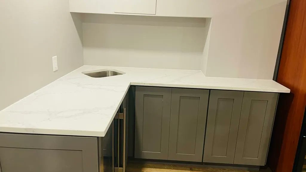 aquakitchennj's tweet photo. White Quartz's understated elegance with gray shaker cabinets creates a luxurious comfort in one of our latest projects.
#aquakitchen #aquakitchens #whitequartz #whitequartzcountertops #quartzkitchen #minimalinterior #interiorminimalis #modernkitchen #interiordesire https://t.co/1DnHpBgDez