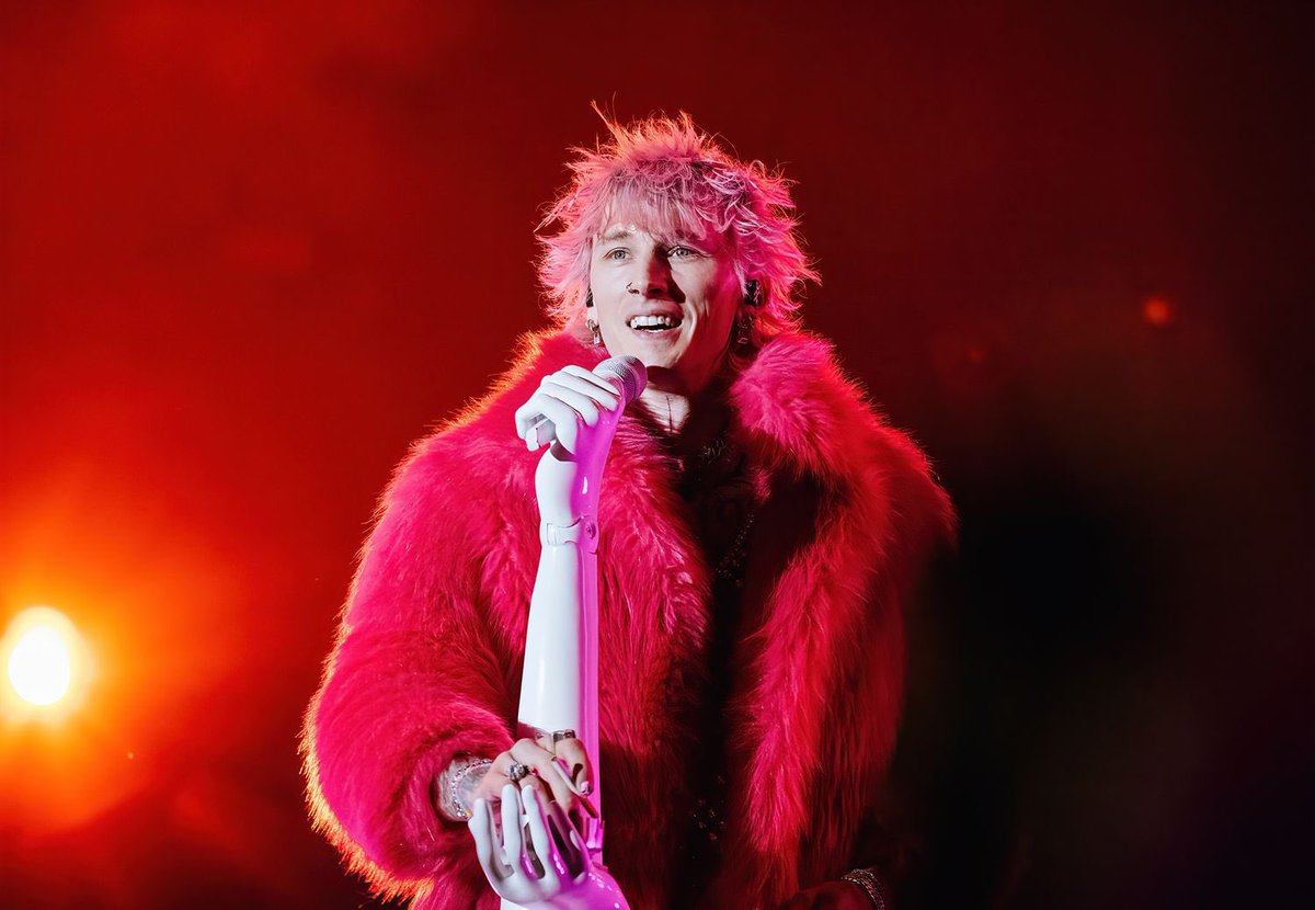 HippyHawking's tweet photo. I'm voting for #MachineGunKelly for #FavoriteTourStyle at the #iHeartAwards https://t.co/q5R9UkGJEm