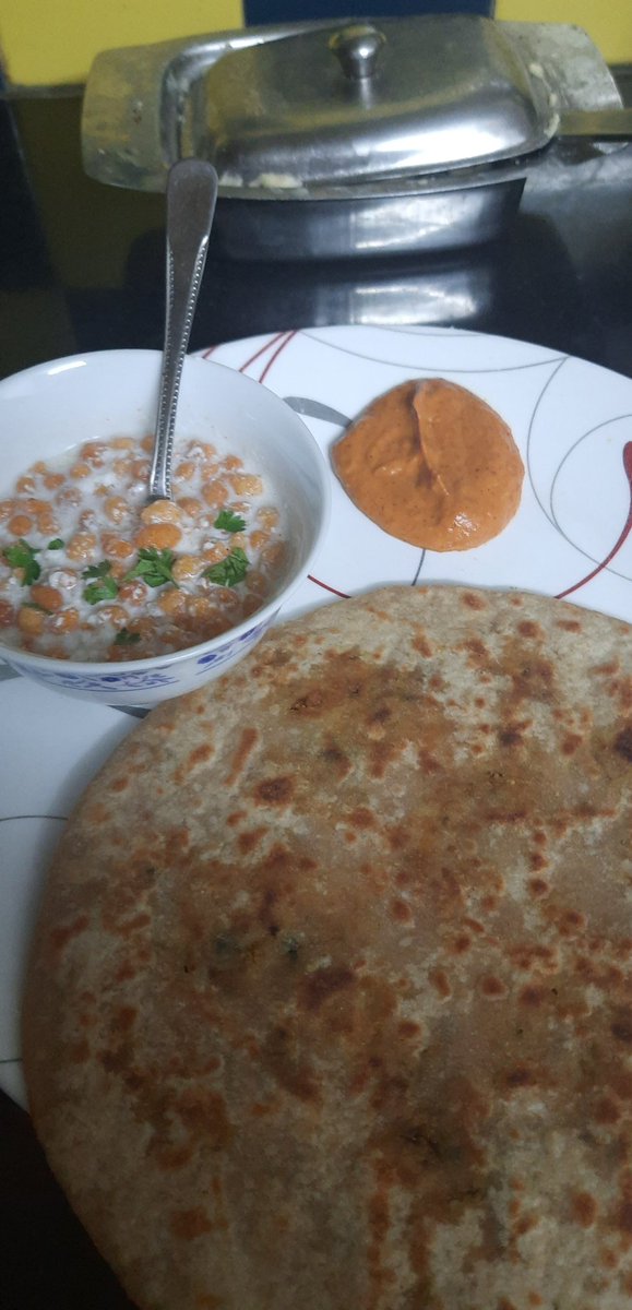 Aaj ka dinner....
Paratha + tamatar ki chutney + boondi ka rayata 😋
#GharKaKhana