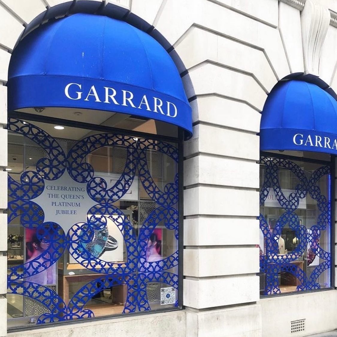 branded_bio's tweet photo. #2022throwback 💫

Concept Foundry organised the print, installation and when the promotion for the Queens Jubilee was finished, the removal of these beautiful, royal blue windows at the flagship boutique Garrard. 💙

Design @hwvisual
.
.
.
#conceptfoundry #ThrowingItBack https://t.co/qNjEdrWkSa
