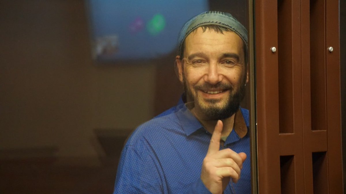 FreeRussiaEU's tweet image. Sąd w Rostowie skazał krymskiego imama na 17 lat więzienia w sprawie Hizb ut-Tahrir. Raif Fewzijew został uznany winnym „zorganizowania działalności organizacji terrorystycznej i usiłowania siłowego przejęcia władzy”.

W Rosji Hizb ut-Tahrir jest zakazana. W Ukrainie — nie.