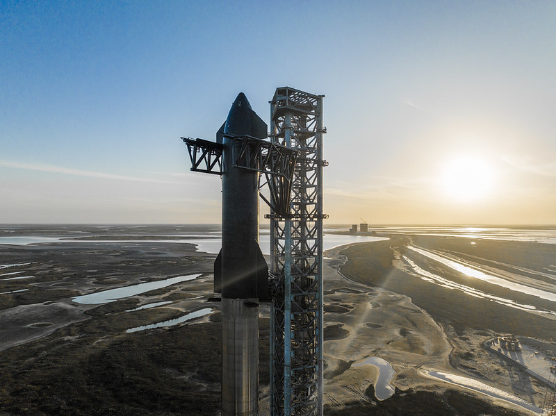 Ryandoofy's tweet photo. whoever is doing @SpaceX's drone shots deserves a raise https://t.co/abuGeho8bw