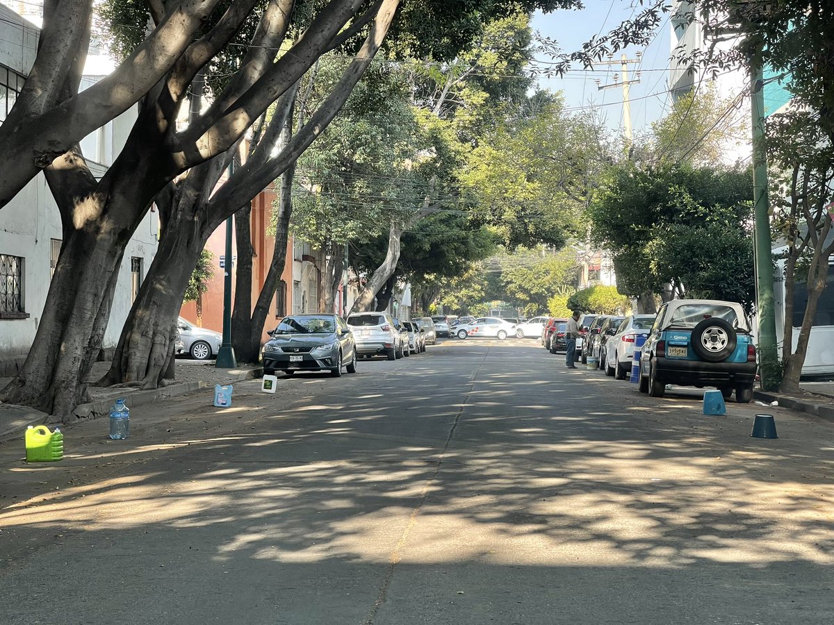 diepolidura's tweet photo. Siguen poniendo envases en vía pública en la Verónica Anzures.
Ya nos quejamos con la patrulla y no hacen nada. Siguen haciendolo. Hagan algo o pongan parquímetros.
@AlcaldiaMHmx @VecinosVeronica @supercivicosmx @mauriciotabe https://t.co/hhPk9itUEN