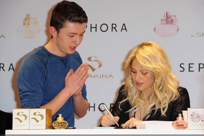 BananoSicario's tweet photo. SHAKIRA firmándome un autógrafo sin saber que son mis papeles de adopción 💅🏻💅🏻💅🏻 https://t.co/NduX0Q6LO5