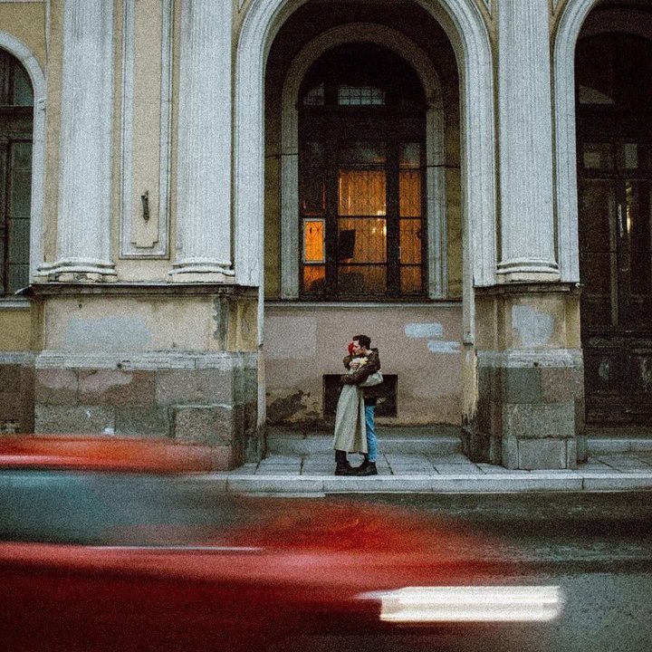 • sen bu çirkin dünyanın, pencere önü çiçeğisin.