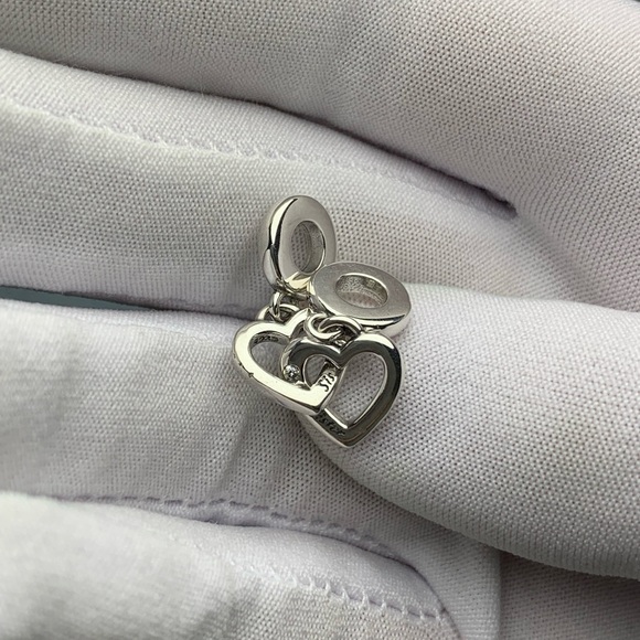 HeatherMeglino's tweet photo. So good I had to share! Check out all the items I'm loving on @Poshmarkapp #poshmark #fashion #style #shopmycloset #michaelmichaelkors #pandora: https://t.co/M4UERz5lVg https://t.co/L138pqWGEw
