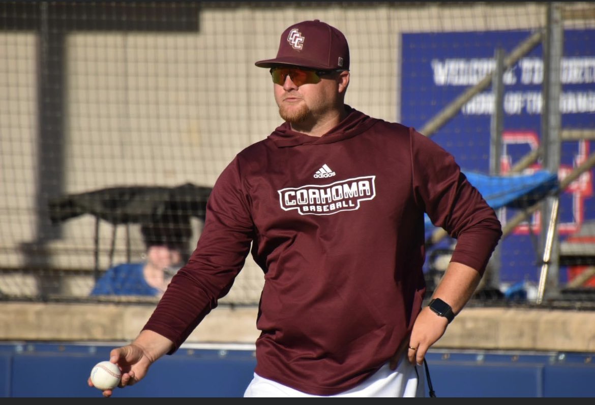 CoahomaCC_BSB's tweet photo. 22 𝓭𝓪𝔂𝓼 𝓯𝓻𝓸𝓶 𝓸𝓹𝓮𝓷𝓲𝓷𝓰 𝓭𝓪𝔂 
He’s in his first year at Coahoma, he loves weiner dogs, and he thinks the Dallas Cowboys are going to win the Super Bowl. From Clinton, Mississippi, our Skipper #22 is Austin Biggs. #B4_US https://t.co/rGvK7QeFFj