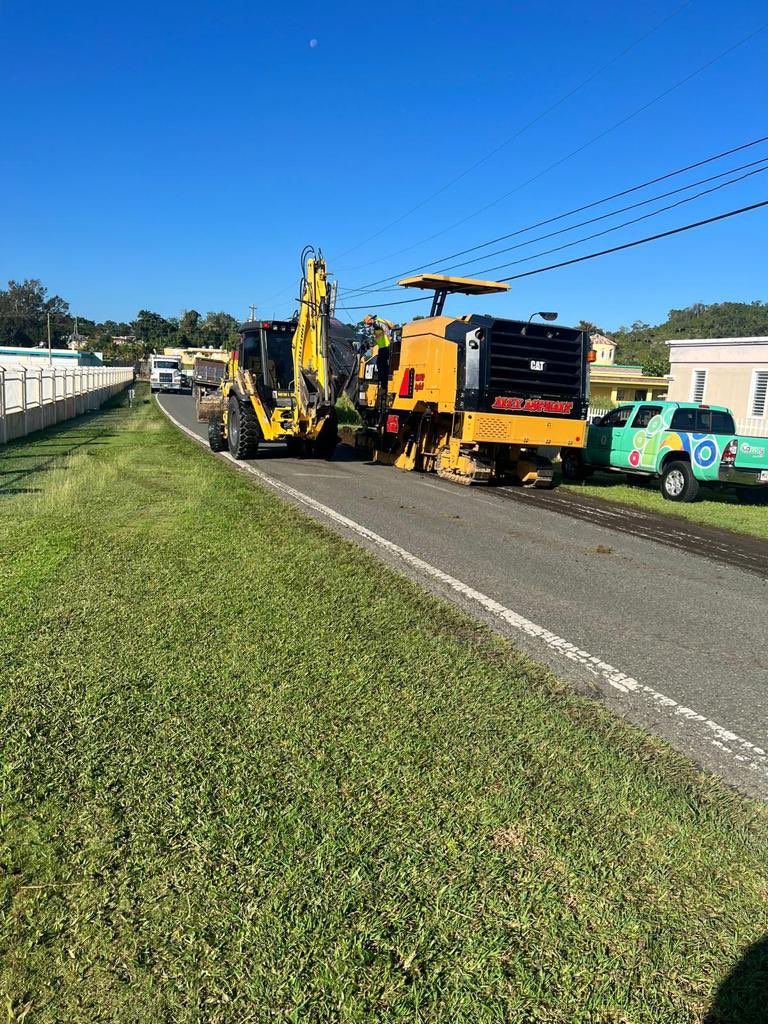 gabrielhr51's tweet photo. Continuan los trabajos de escarificación en la Carretera PR-483 y Carretera PR-482 en el Barrio Piedra Gorda como parte del Convenio con el Departamento de Obras Publicas Estatal @DTOP con su programa Abriendo Carriles. Gracias a la Secretaria @prsecdtop
#ProyectoCallesSeguras https://t.co/XvDc63L8OQ